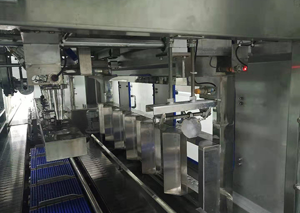 高配置桶裝水灌裝機(jī)